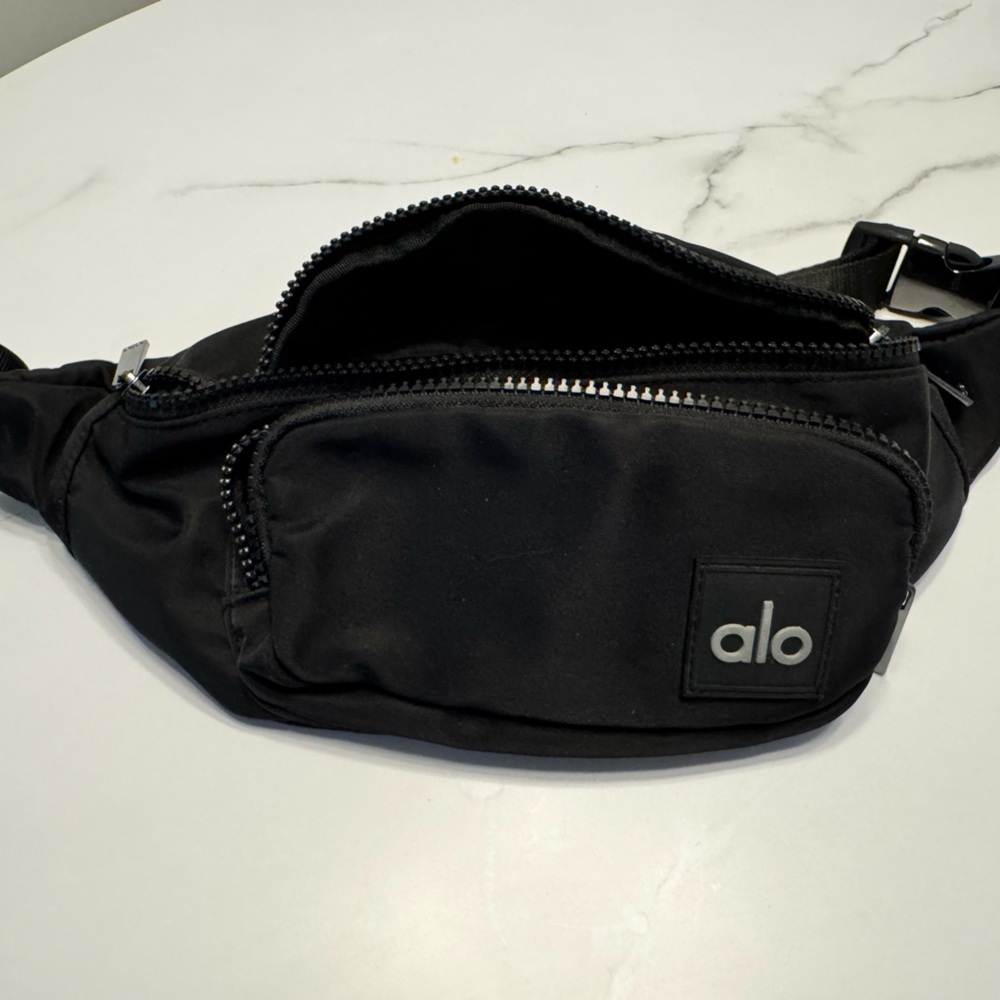 Diadora Black Fanny Pack Sleek Design